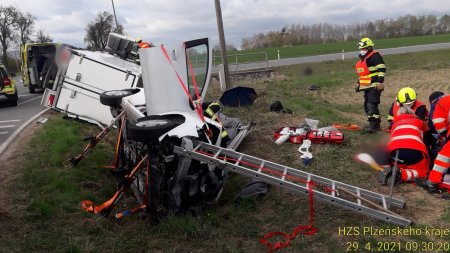 Senior se těžce zranil při střetu osobního auta s nákladním