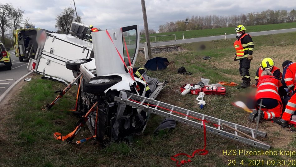 Senior se těžce zranil při střetu osobního auta s nákladním