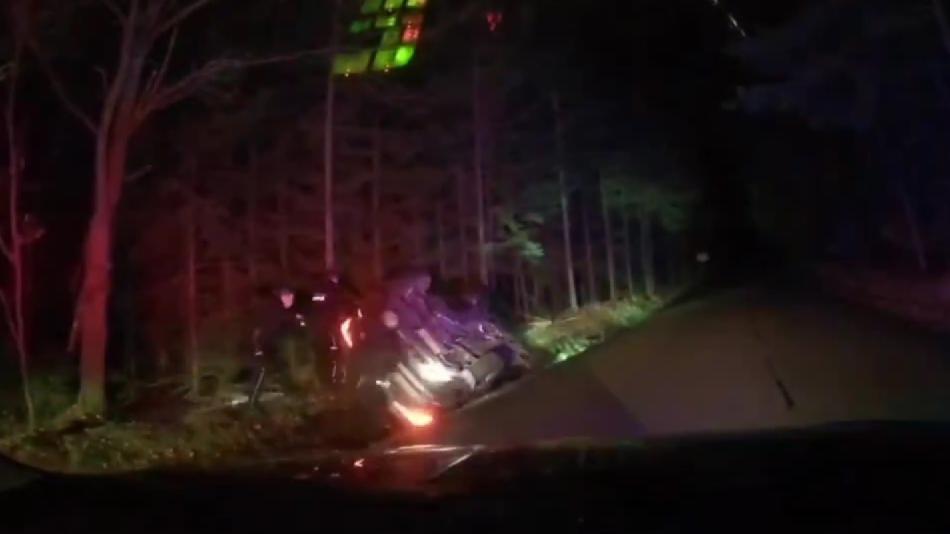 VIDEO: Řidič ujížděl policistům! Nezvládl řízení a havaroval do příkopu