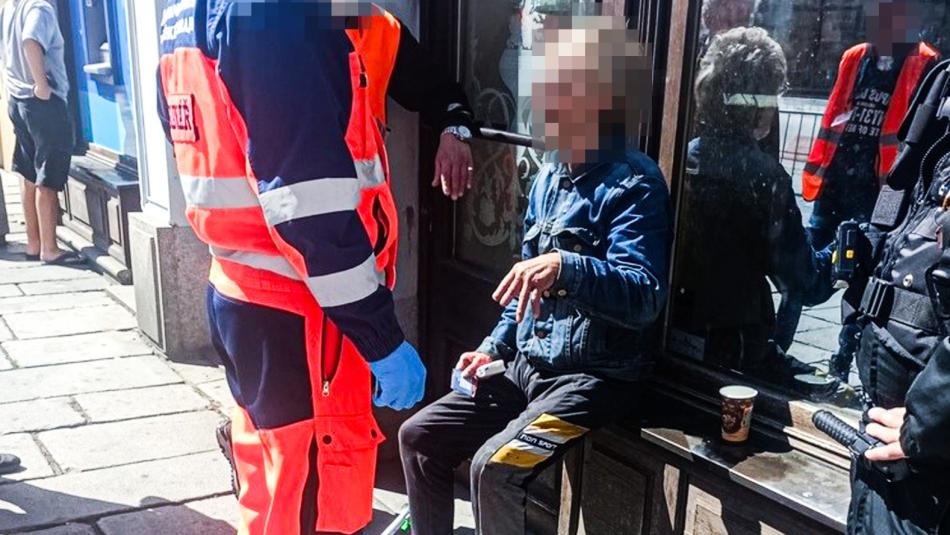 Pohotová pomoc muži na ulici, aneb Strážníci nedávají pouze pokuty!