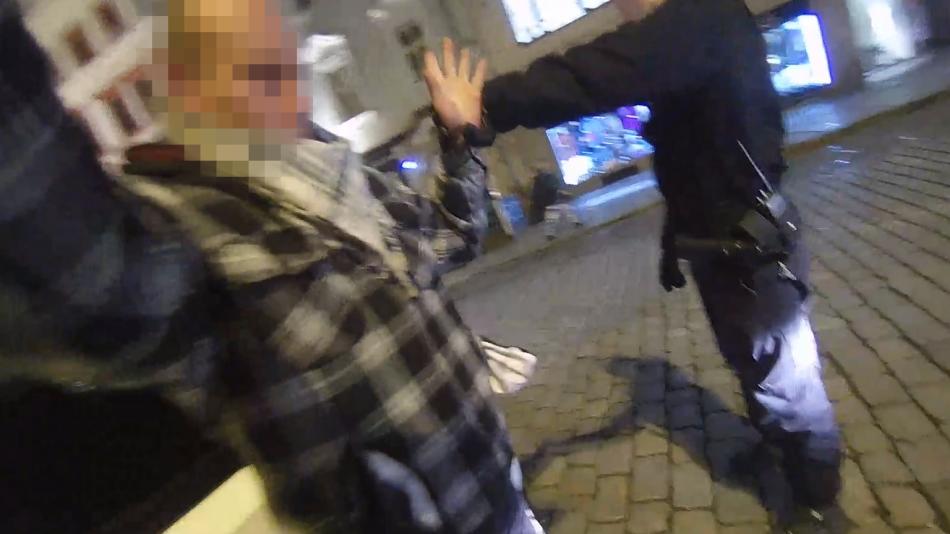 Opilec dělal problémy na náměstí, chtěl se poprat i s policisty!