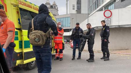 VIDEO: Policisté zadrželi muže, který je podezřelý z vraždy vlastní matky