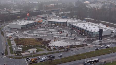 Po letech chátrání se Skleněné peklo mění v moderní obchodní centrum. OC Úslava se otevře už příští týden