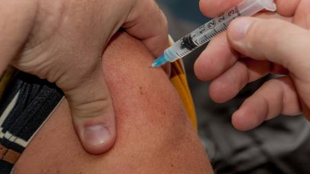 Minimálně jednu dávku očkování už má za sebou téměř polovina dospělých v kraji