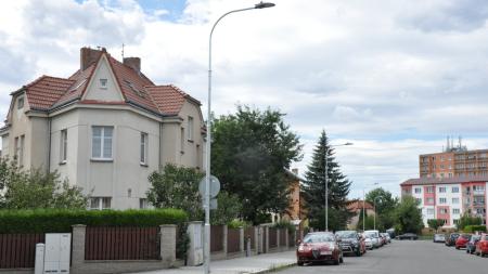 Polní ulice na Slovanech má nové veřejné osvětlení a chodníky