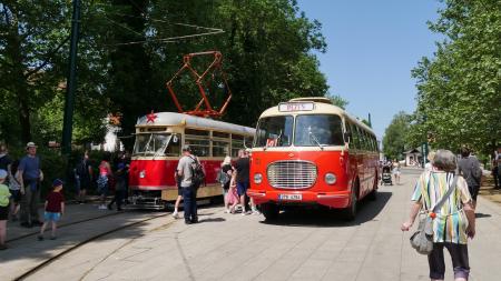 Oslavy 50 let provozu tramvajové trati do Skvrňan byly atraktivní nejen pro dospělé, užily si je zejména děti
