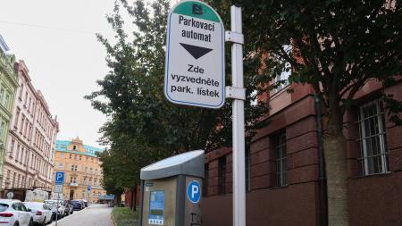 Řidiči elektroautomobilů mají smůlu. Za parkování po Plzni už musí platit