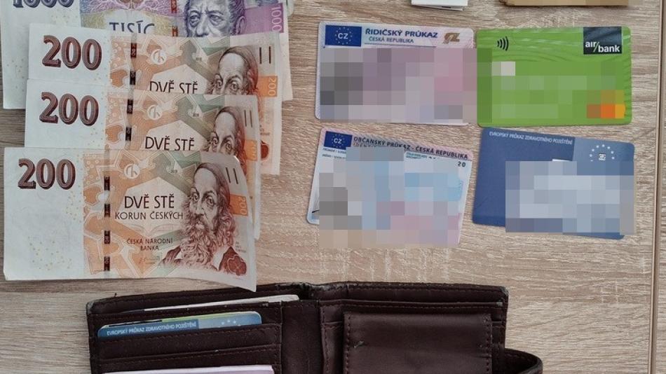 Poctivost ještě nevymřela! Ztracená peněženka neskončila v cizí kapse, ale zpět u majitele