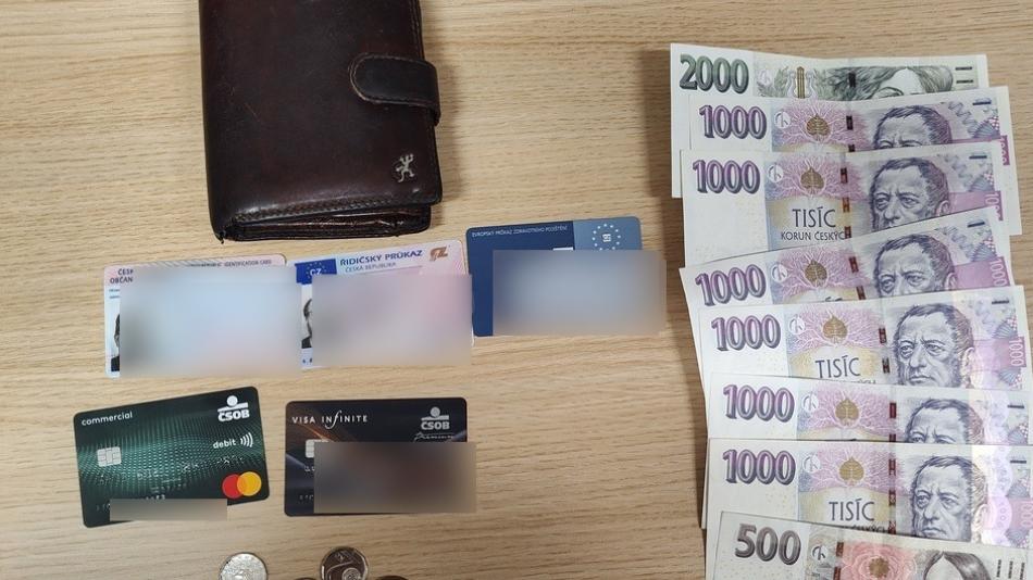 Mladá žena našla na pokladně peněženku s téměř 9 tisíci, odevzdala ji strážníkům
