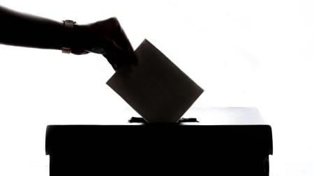 Volební místnosti se otevřely, o poslanecký mandát bojuje v kraji 262 politiků