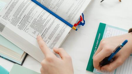 Karlovarský kraj investuje do budoucnosti: student míří na Oxford s podporou 300 tisíc