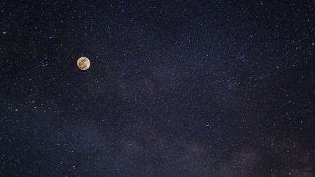 Letní noční obloha: Kde najdete hvězdárny a místa vhodná k pozorování hvězd