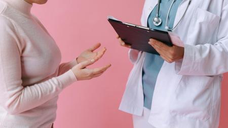 Karlovarský kraj poděkuje lékařům v důchodovém věku: Podpora má udržet ordinace v provozu