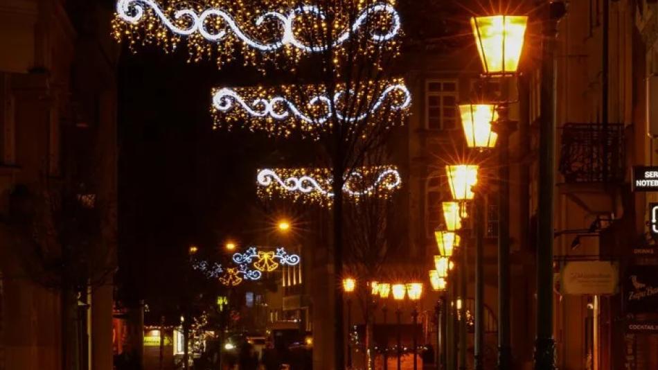 Ulice v centru Plzně zdobí více než 500 vánočních prvků