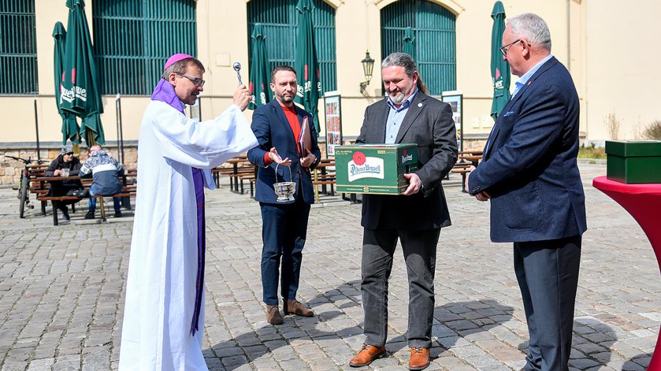 Do Vatikánu vyrazilo 2025 lahví plzeňského piva