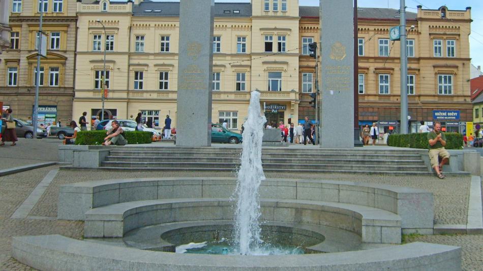 Dvojice si spletla fontánu u památníku s toaletou