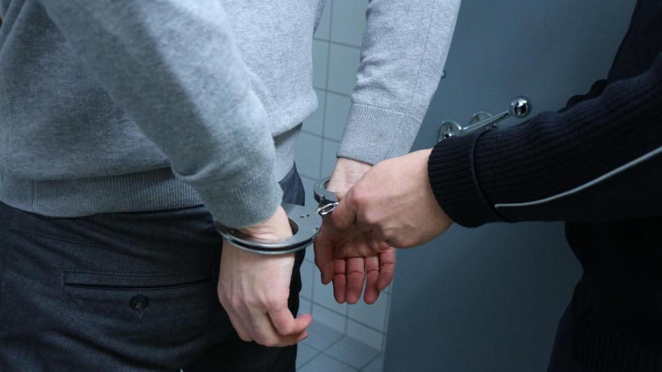 Policisté u Mariánských Lázní zadrželi agresivního muže, museli použít varovný výstřel
