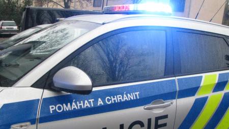 Na hlavním tahu u Klatov se srazila dvě osobní auta s policejním