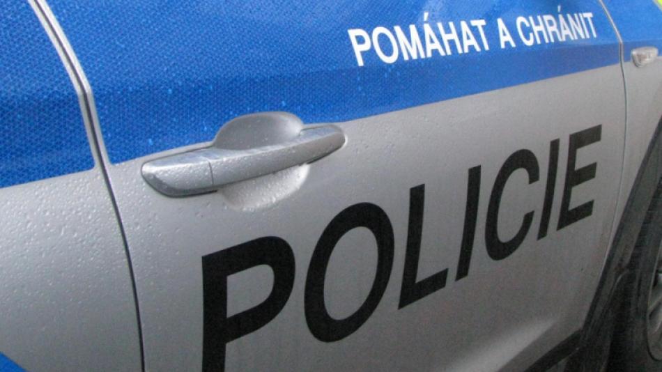 Na nájezdu na dálnici se srazila dvě auta. Policisté shání řidiče, kteří nehodu viděli