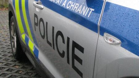 VIDEO: Pachatel, který ve středu pobodal mladého muže v Plzni na Borech, je stále na útěku