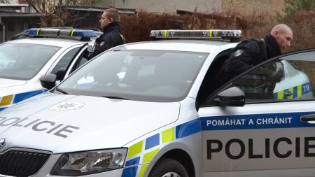 Aktualizováno: Policisté evakuovali obchodní centrum v Klatovech. Anonym nahlásil, že je v něm bomba!