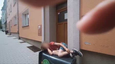 Jak si kdo ustele, tak si lehne. Na popelnici to ale raději nezkoušejte