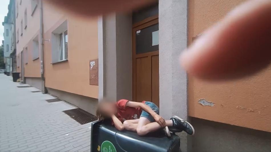 Jak si kdo ustele, tak si lehne. Na popelnici to ale raději nezkoušejte