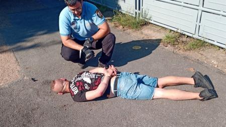 Opilý muž s téměř čtyřmi promilemi napadal strážníky