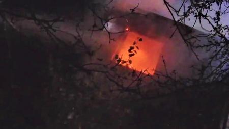 VIDEO: K požáru rodinného domu v Plzni - Újezdě vyjíždělo pět hasičských jednotek
