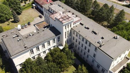 Lékařská fakulta v Plzni odstoupila od prodeje svých budov, pronajímá je školám