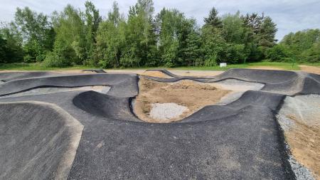 Déšť zhatil plány na dokončení. Otevření pumtracku se přesouvá