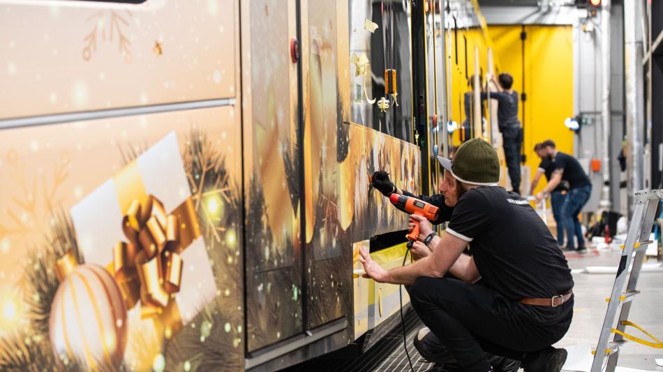 Po Plzni bude znovu jezdit populární vánoční tramvaj