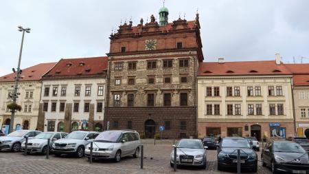 Plzeňská radnice bude svítit fialově. Jaký je důvod?