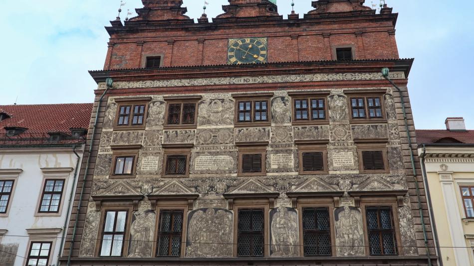 Plzeň měla loni výrazný přebytek, opozice zkritizovala odhad příjmů i investice