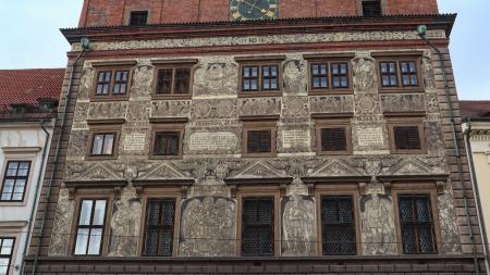 Plzeňská radnice bude svítit tyrkysově, podpoří tak Mezinárodní den neslyšících