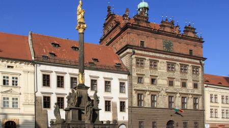 Historické snímky Plzně představuje výstava na radnici