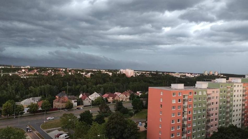 Výstraha se naplnila. Hasiči v Plzeňském kraji likvidují následky bouře