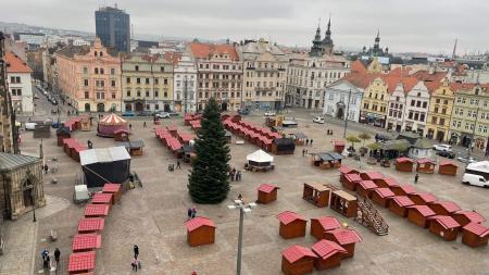 Vánoční strom už zdobí náměstí Republiky. Jak se vám líbí?