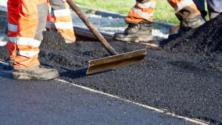 V Mýtě na Rokycansku staví u sjezdu z D5 nový kruhový objezd, omezí nehody