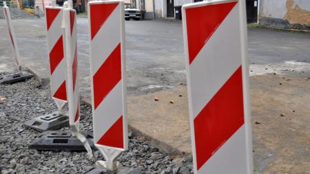 Řidiče v Bukovci trápil popraskaný asfalt. Silnice teď dostanou nový asfaltový povrch
