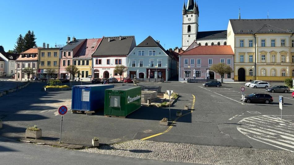 Tachov dokončuje rekonstrukci náměstí, po 50 letech je na něm opět Mariánský sloup