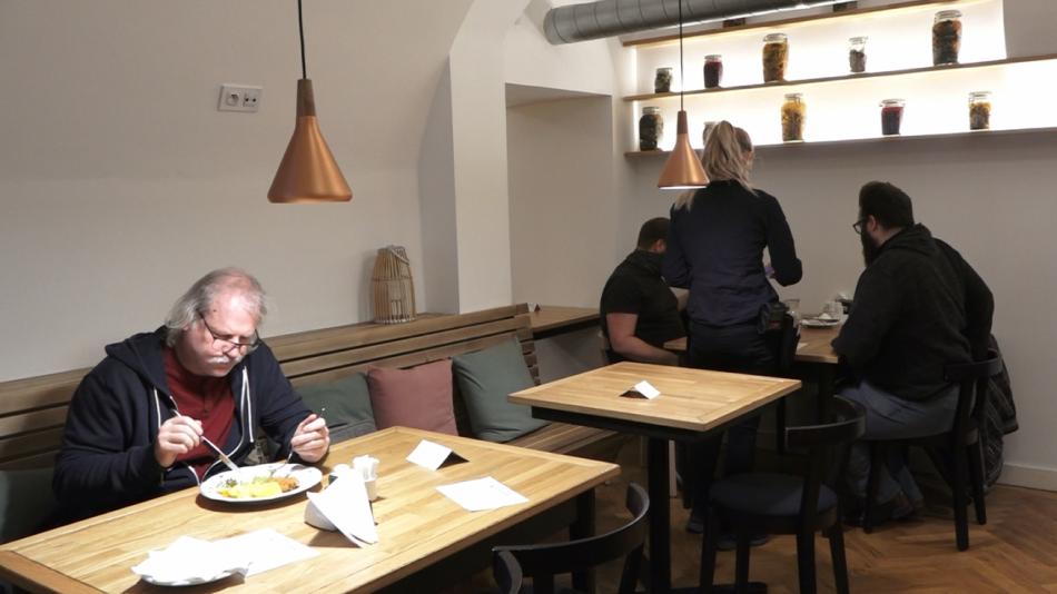 Velké rozvolnění! Vláda otevírá restaurace, bary i bazény