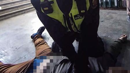 Strážníci oživovali muže v podchodu u autobusového nádraží