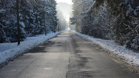 Silný vítr, náledí i sněhové jazyky. Západ Čech zasáhne extrémní počasí, hrozí meteorologové!