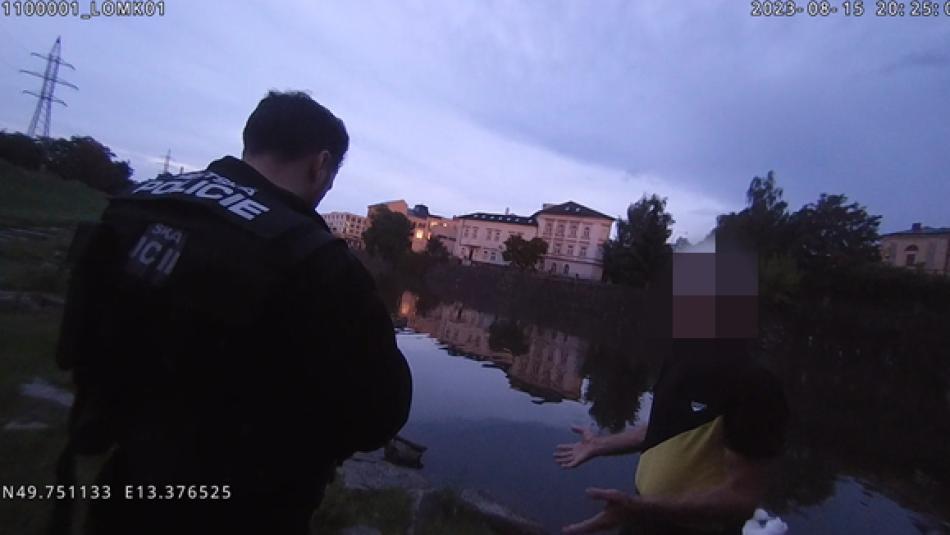 VIDEO: Muž se vydal lovit ryby do centra Plzně. Já je jen krmil, vymlouval se strážníkům