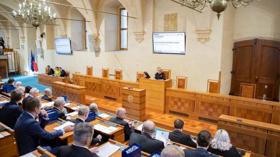 Senát schválil navýšení poplatků pro televizi a rozhlas, i přes kritiku politiků