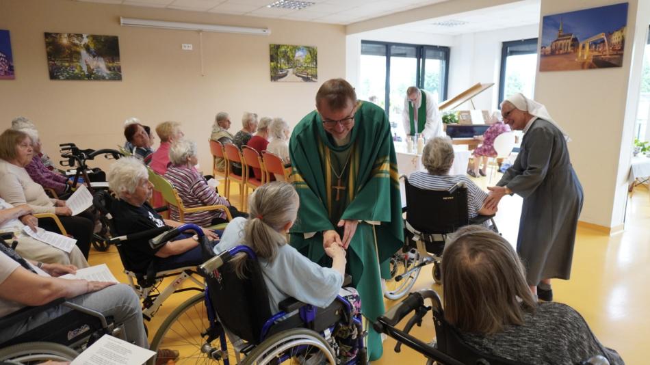 Biskup Tomáš Holub požehnal kapličce. Nový duchovní prostor obohatí duchovní život v plzeňském SeniorCentru