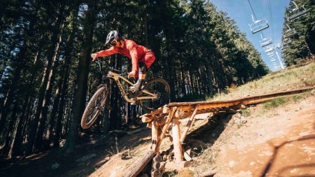 Šumavský Špičák o víkendu spustí už i lanovku k rozhledně. Co bikepark?