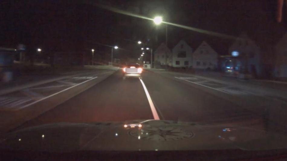 VIDEO: Zběsilá honička na Karlovarsku: Řidič se zákazem řízení ujížděl policistům přes louky a ohradníky