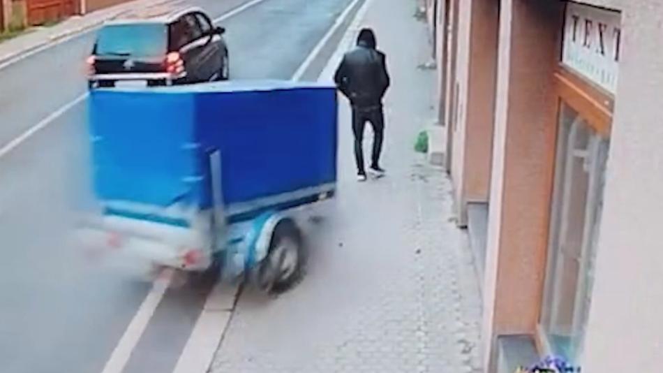 VIDEO: Muže na chodníku smetl odpojený vozík: Do nemocnice ho transportoval vrtulník